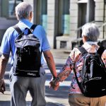 Edad de jubilación en 2025. Dos personas mayores caminan por la ciudad.