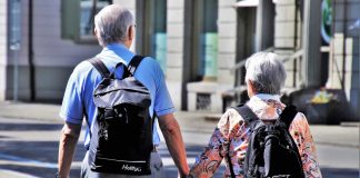 Novedades en la edad de jubilación y el cálculo de la pensión en 2025 Edad de jubilación en 2025. Dos personas mayores caminan por la ciudad.